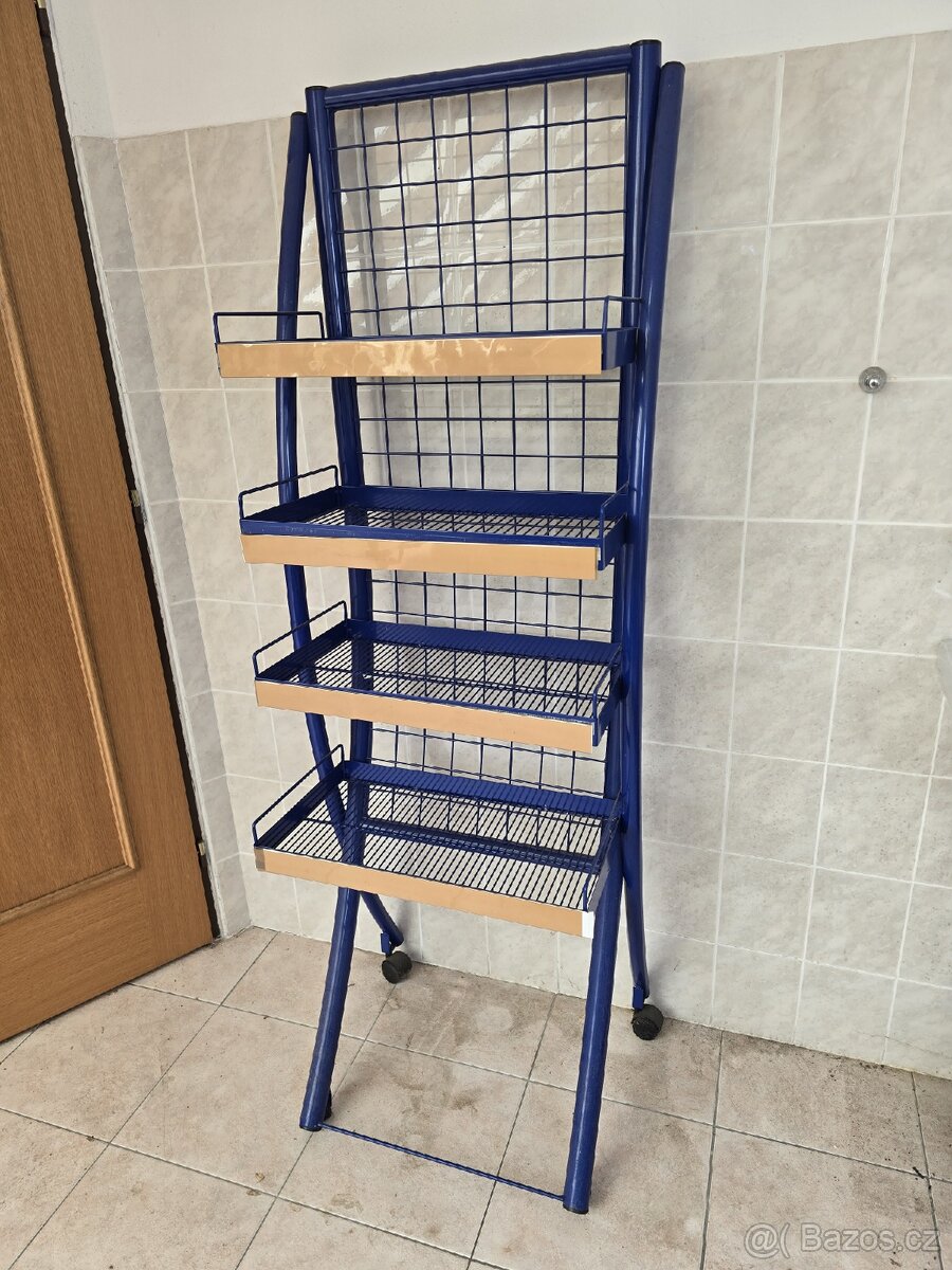 Bytelný pojízdný kovový stojan s policemi