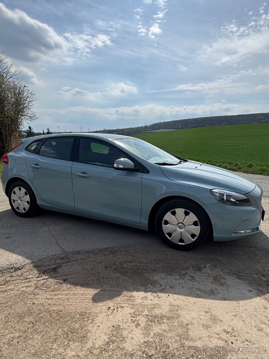 Volvo v40 T2