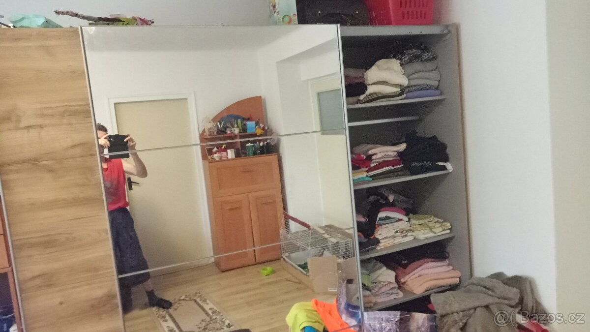 Velká úložná skříň s posuvnými dveřmi a zrcadlem