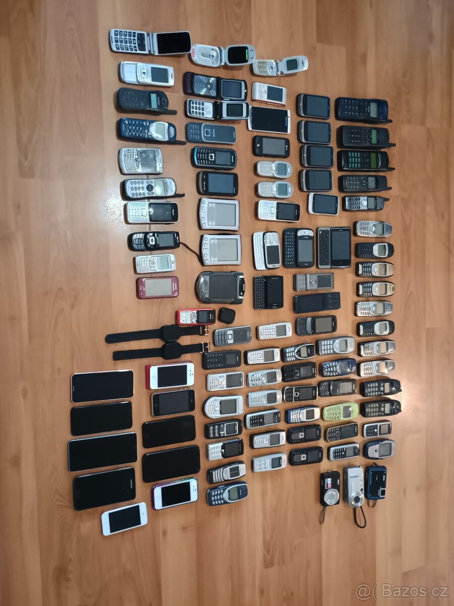 Sbírka starých telefonů viz foto