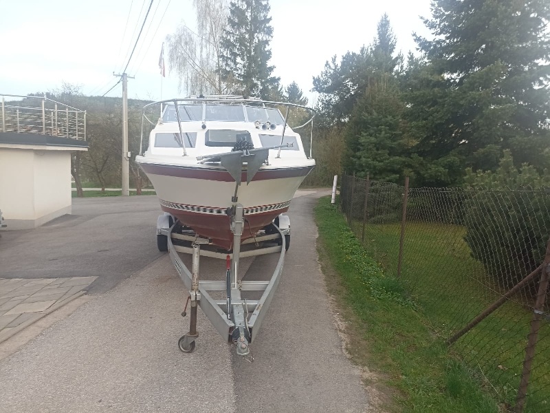 Prodám kajutový motorový člun Bayliner Siera, včetně vozíku