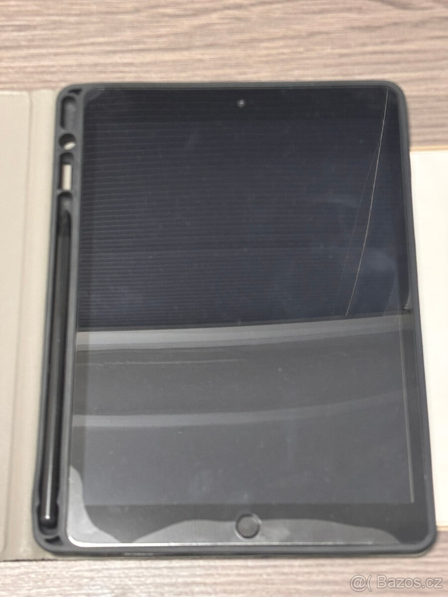 iPad 8. generace (A2270) 32 GB Wi-Fi – s klávesnicí, perem a