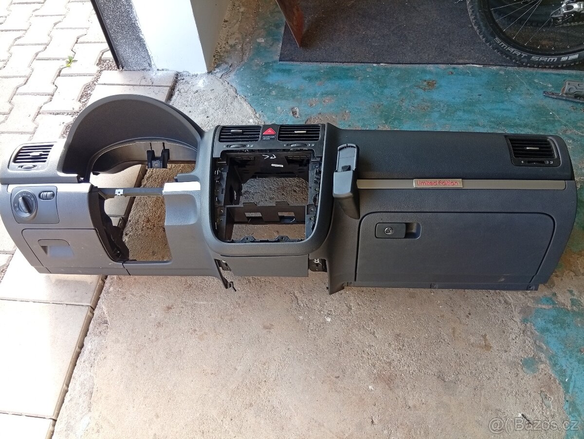 Prodám přístrojovou desku ,palubovou desku na VW golf 5 ,200