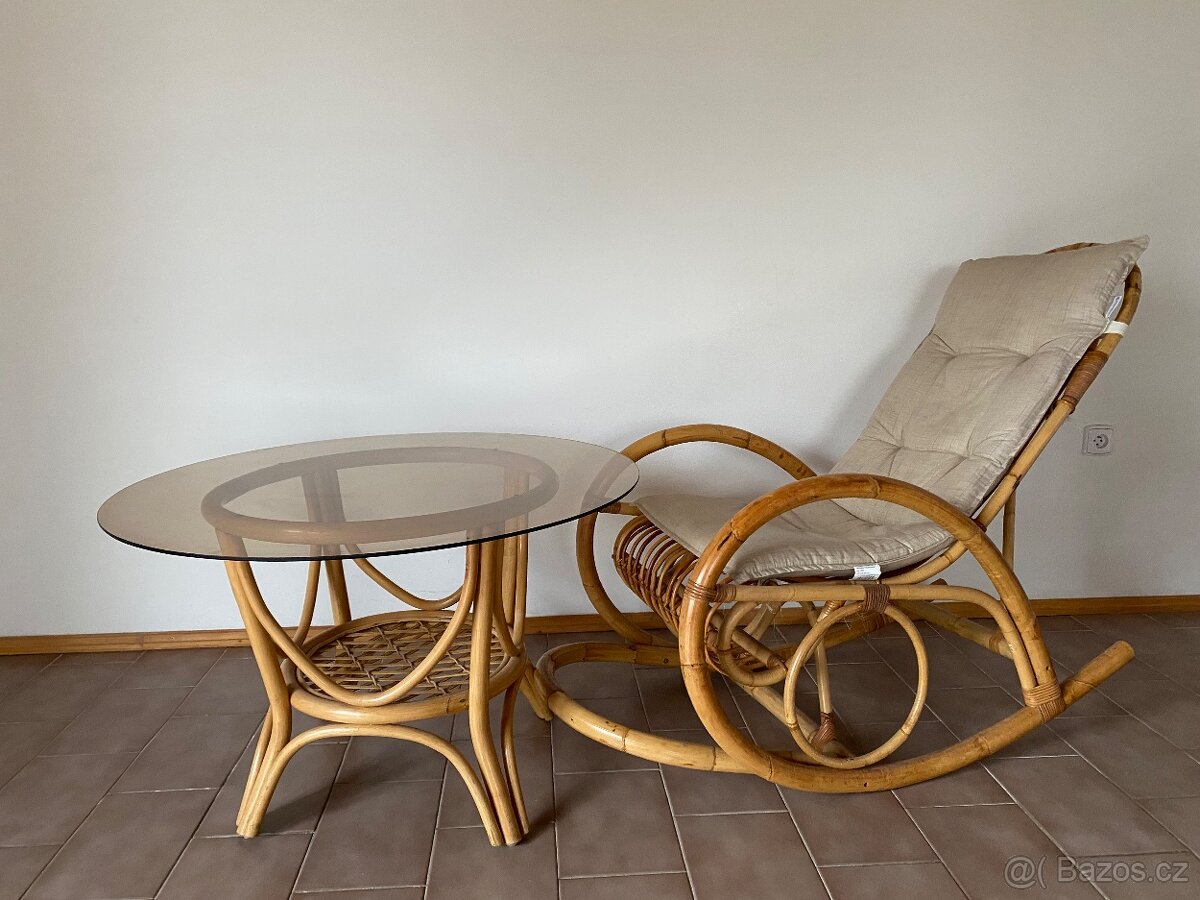 Houpací ratanové křeslo a stůl