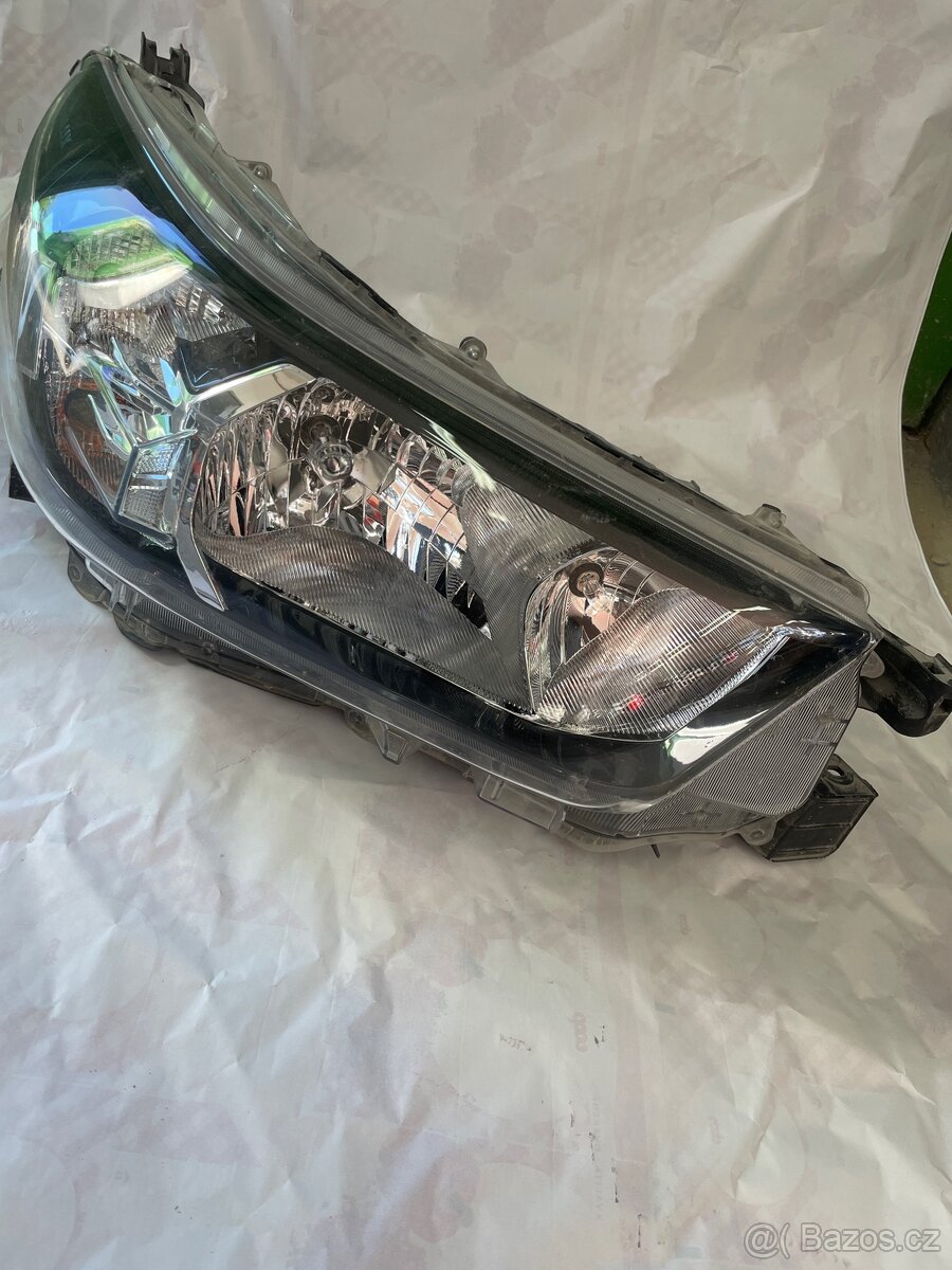 Pravé přední světlo Toyota Hylux