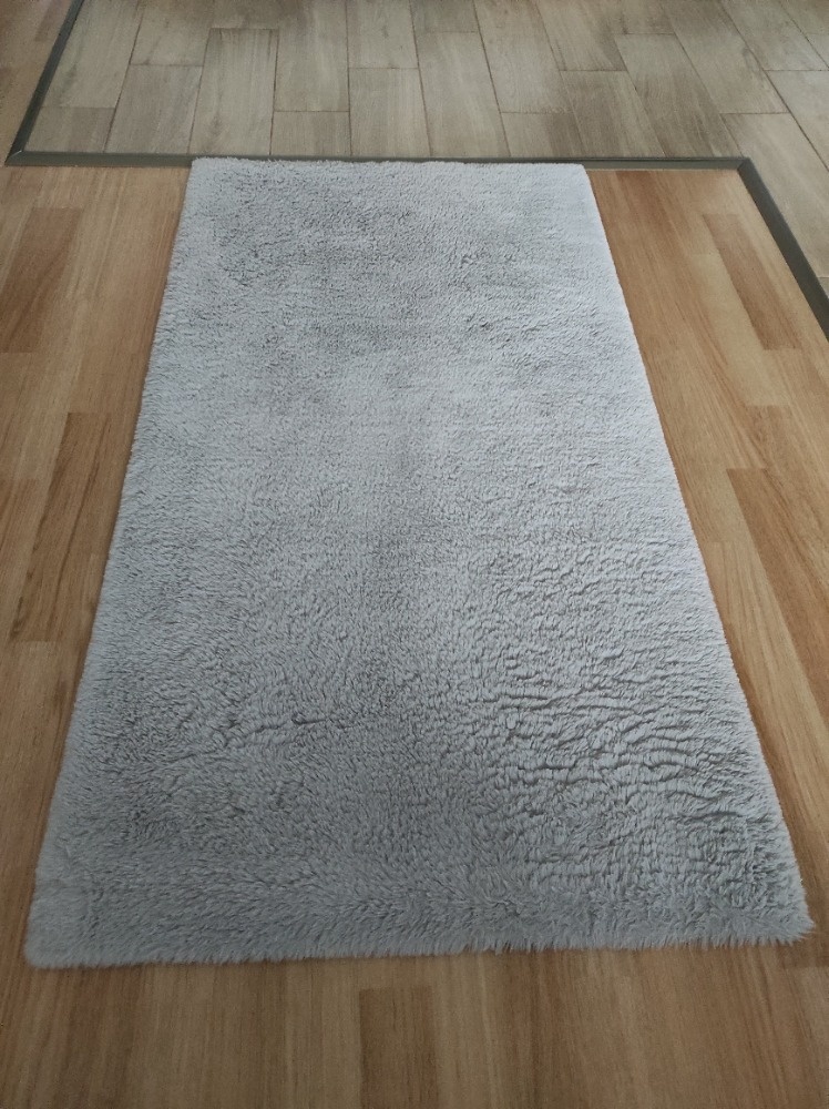 Šedý koberec plyšový králík