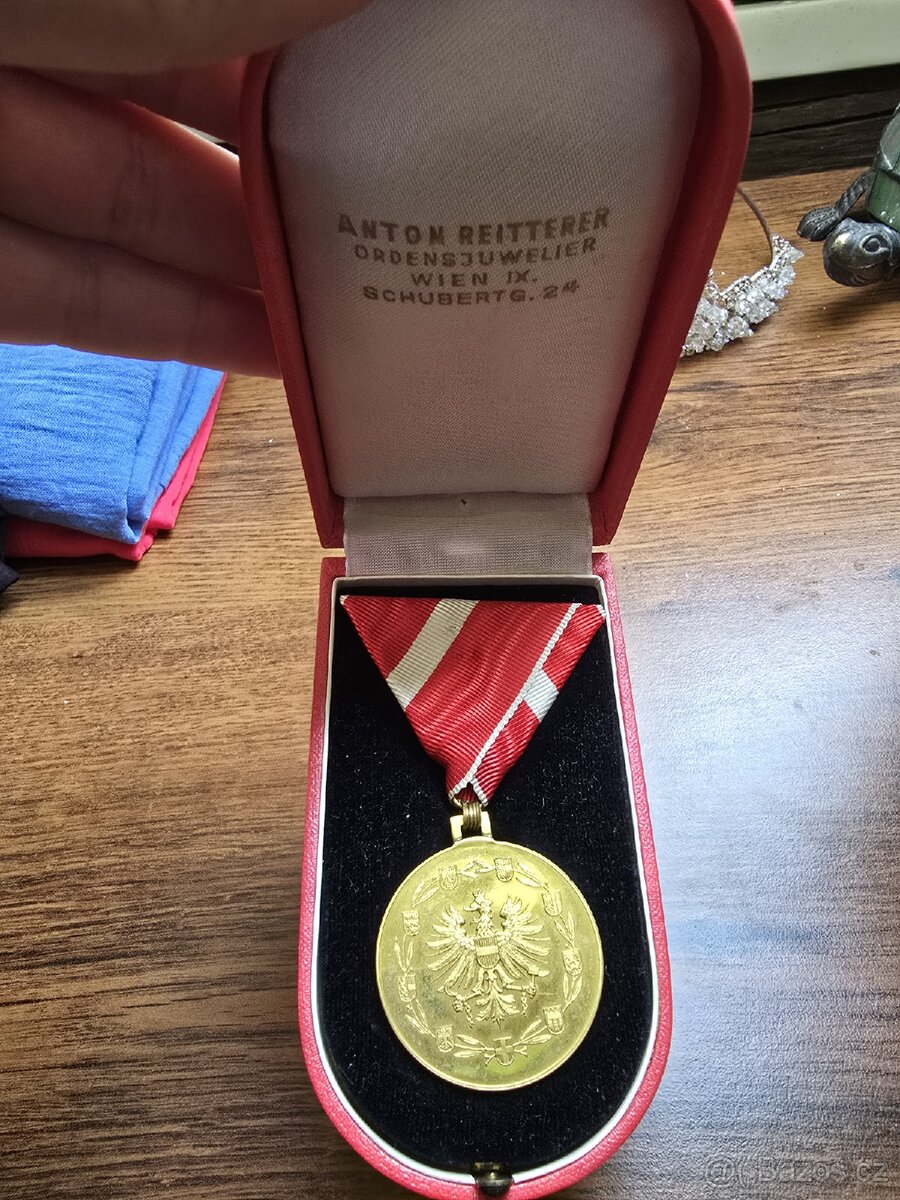 STARÁ MEDAILE V ETUJI