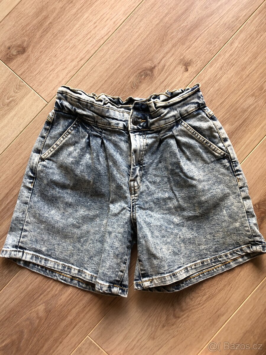 Kraťasy, velikost 146