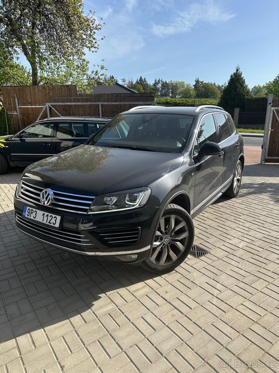 VW TOUAREG R-line, 159 tis. km, serviska, WEBASTO, DYNAUDIO