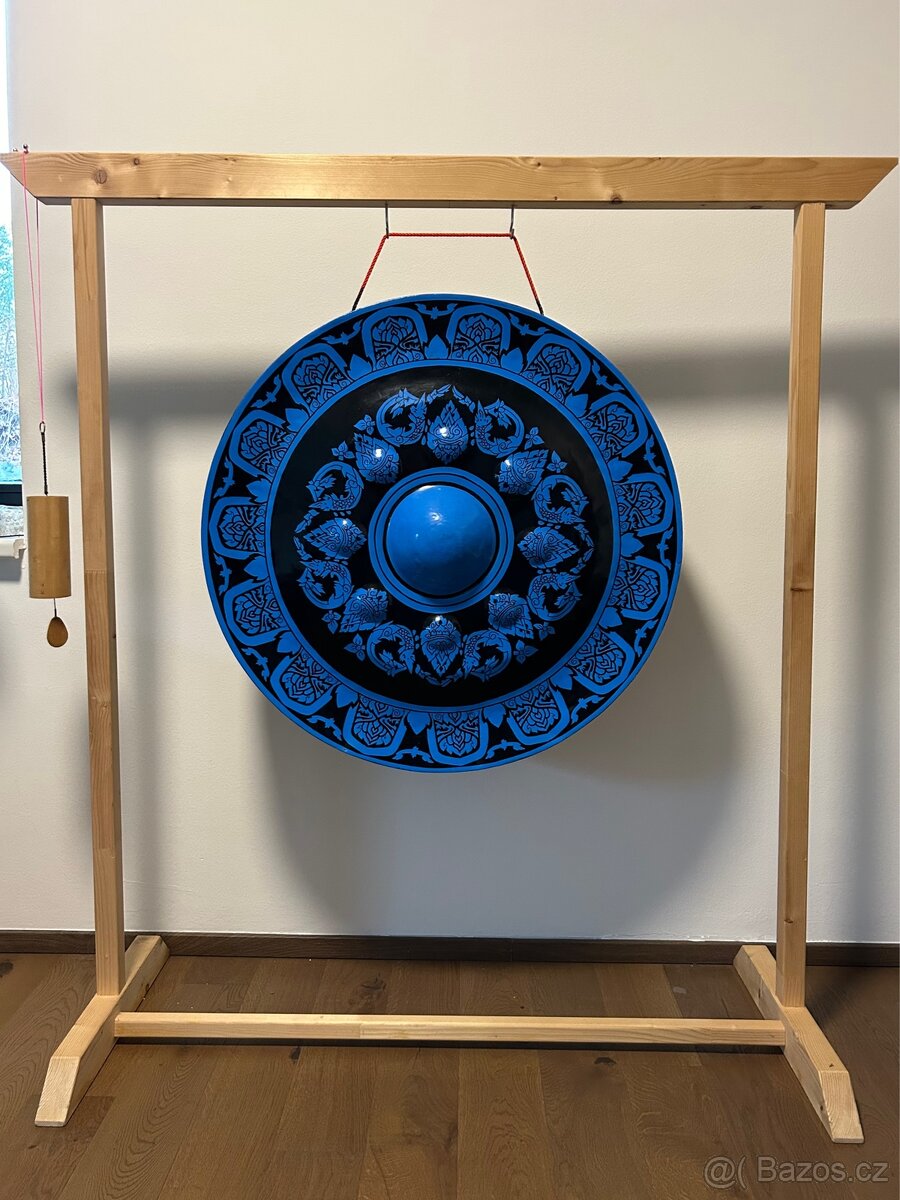 Dřevěný stojan na gong