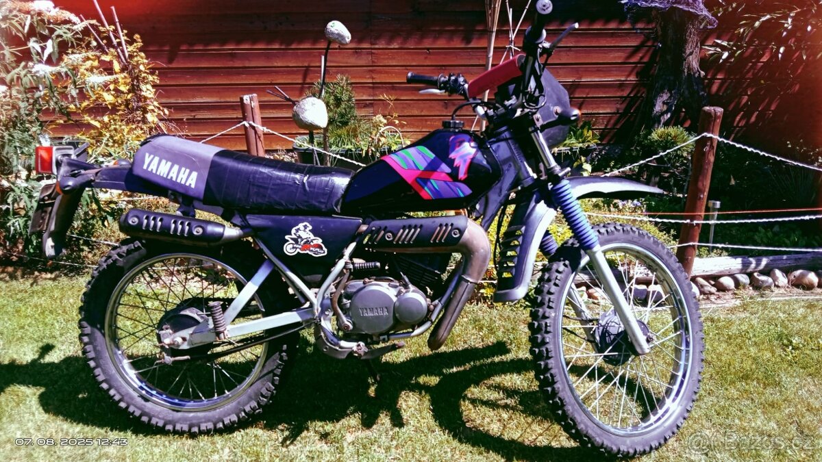 Yamaha DT 50. Koupím sedlo, blikače a nosič...