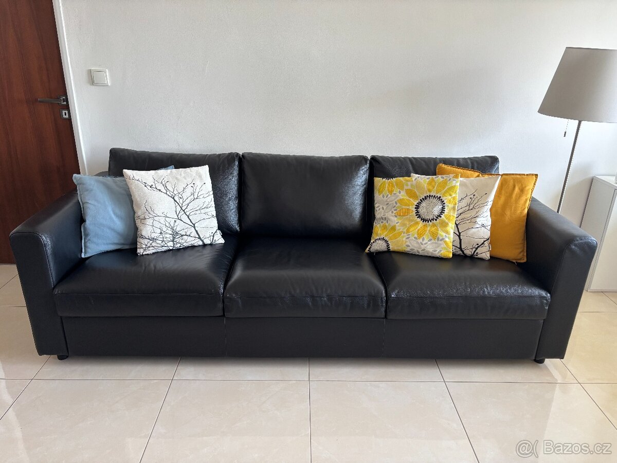 3místná černá kožená pohovka IKEA Vimle