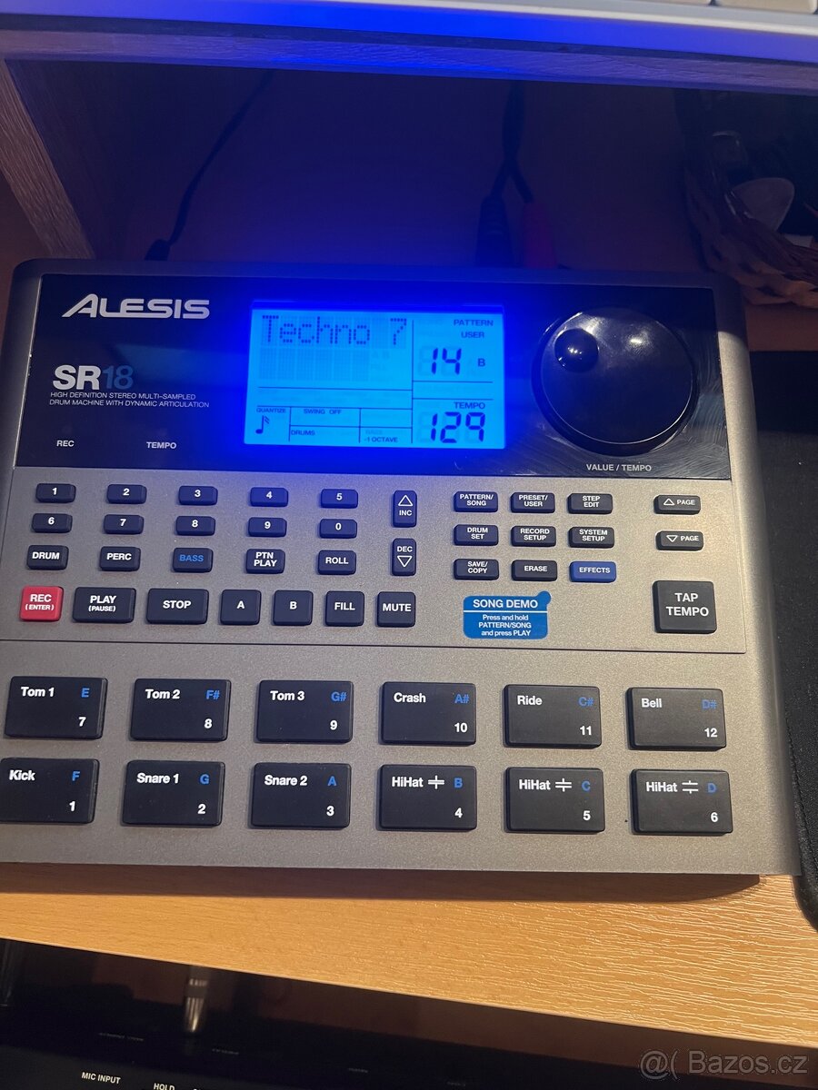 Alesis sr 18