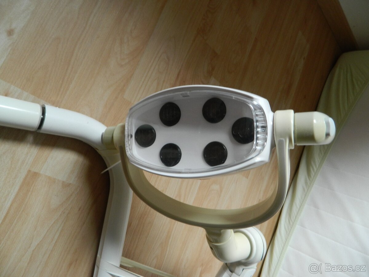 Výkonné světlo na rameni.