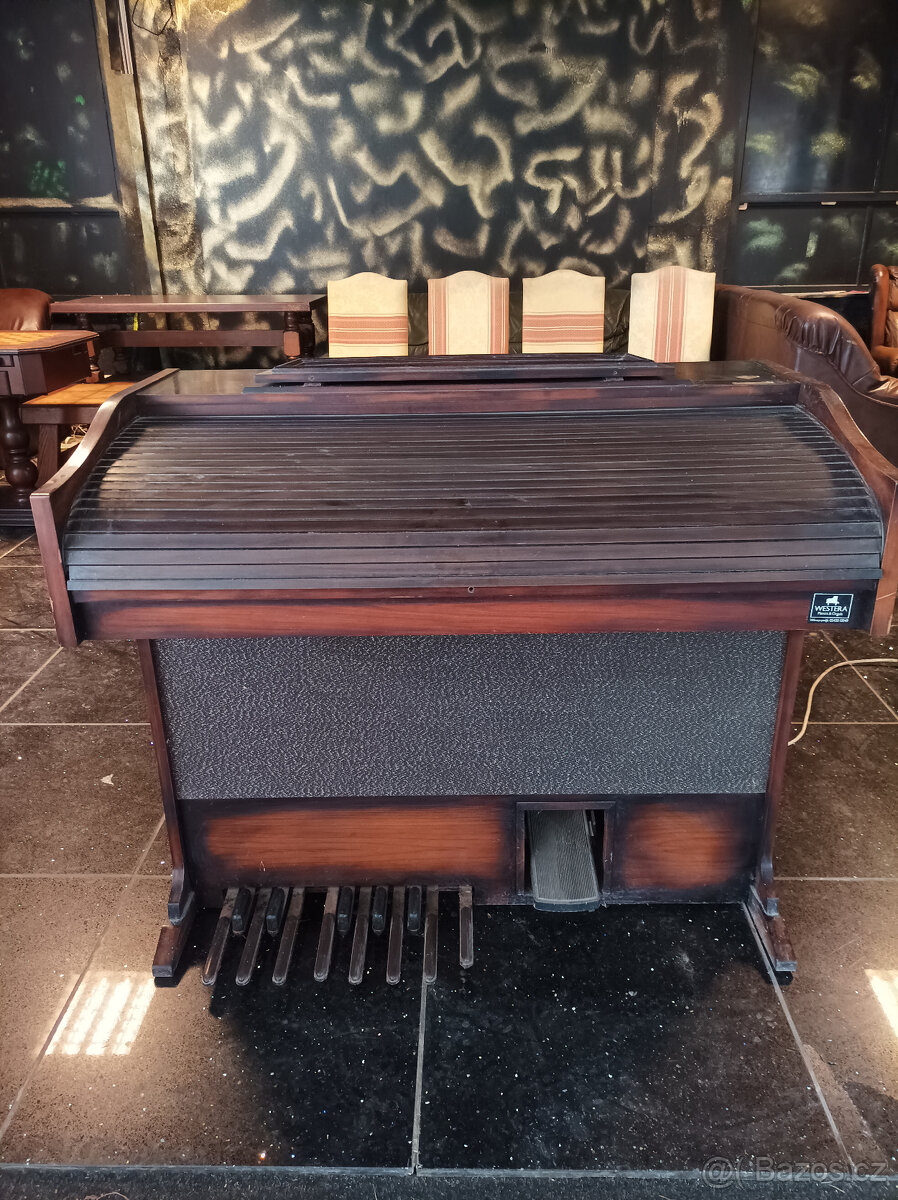 Starší elektrické varhany