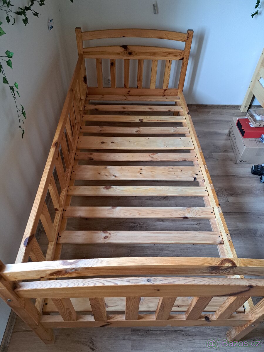 Dřevěná jednolůžková postel