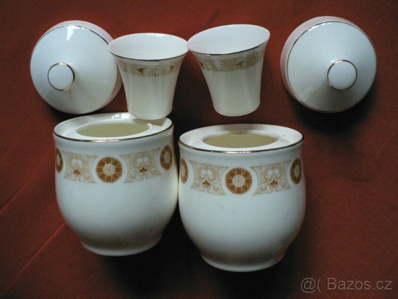 Starší čínský porcelán, tác, hůlky, pinzety, prostírání aj.