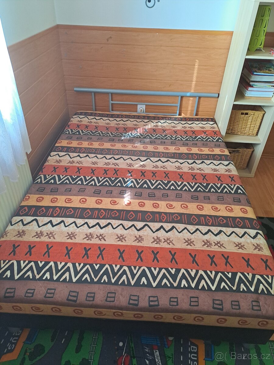 Postel s úložným prostorem