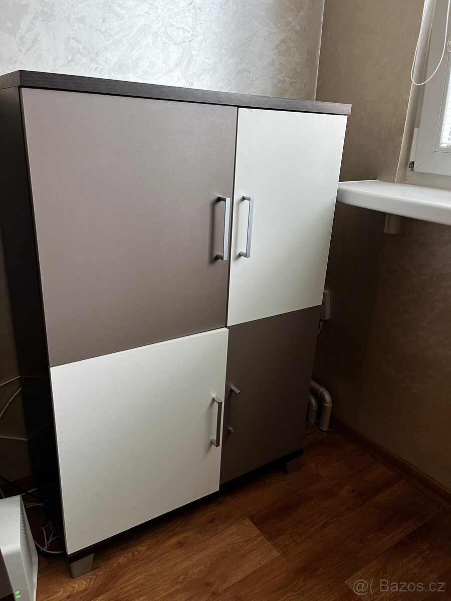 Prodám set moderního nábytku – skříňky + TV stolek