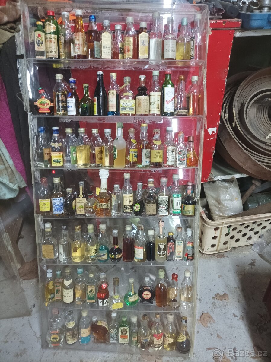 Miniaturní lahvičky s alkoholem