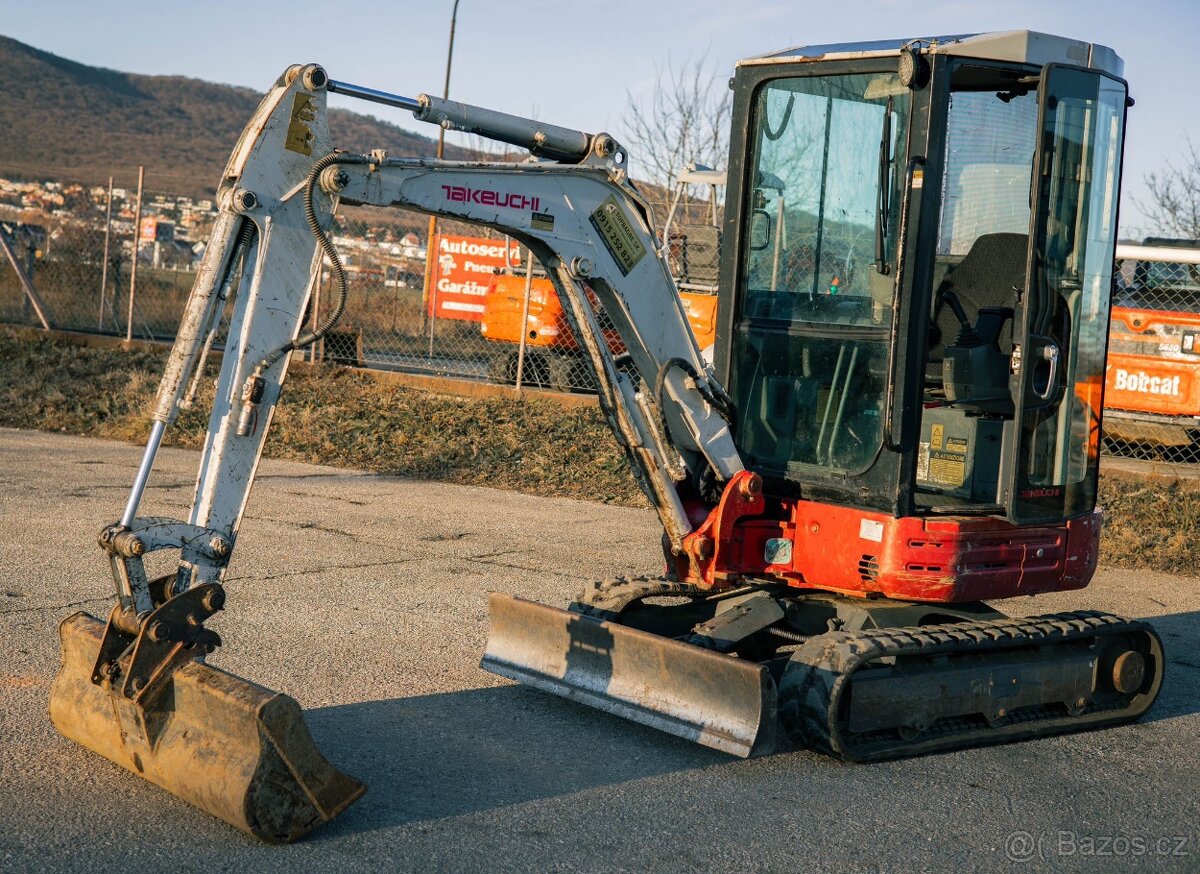 Bagr Takeuchi TB23 + vrták + kladivo + 4 lyžice.