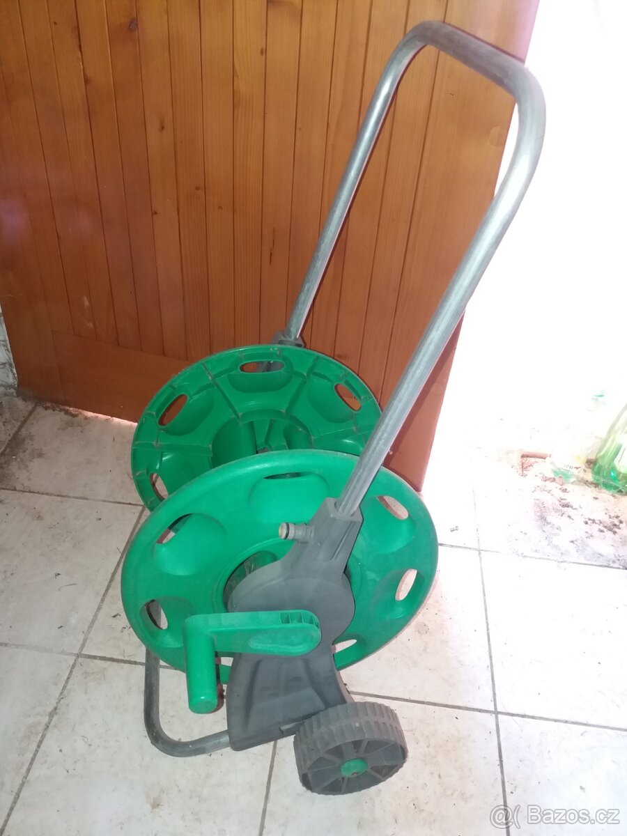 Vozík na zahradni hadici