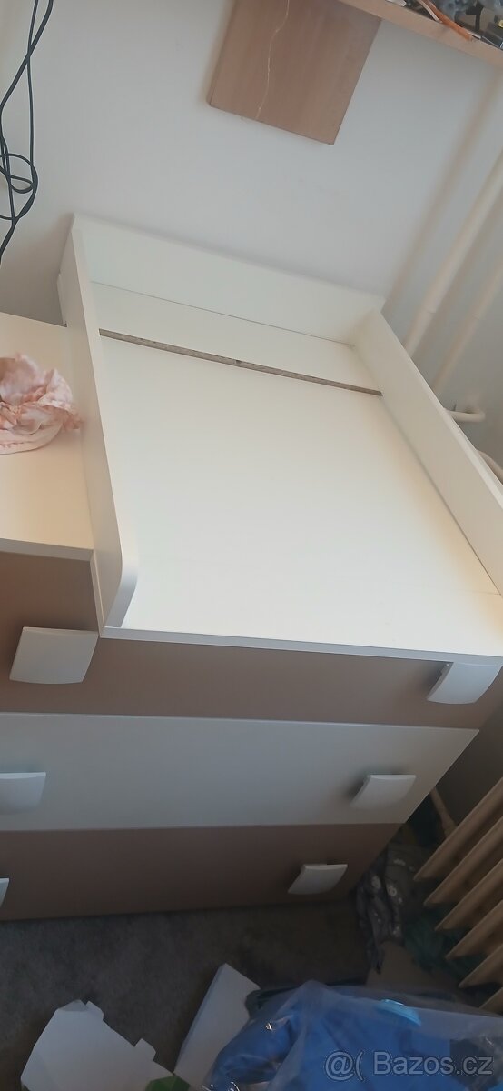 Komoda s přebalovacím pultem