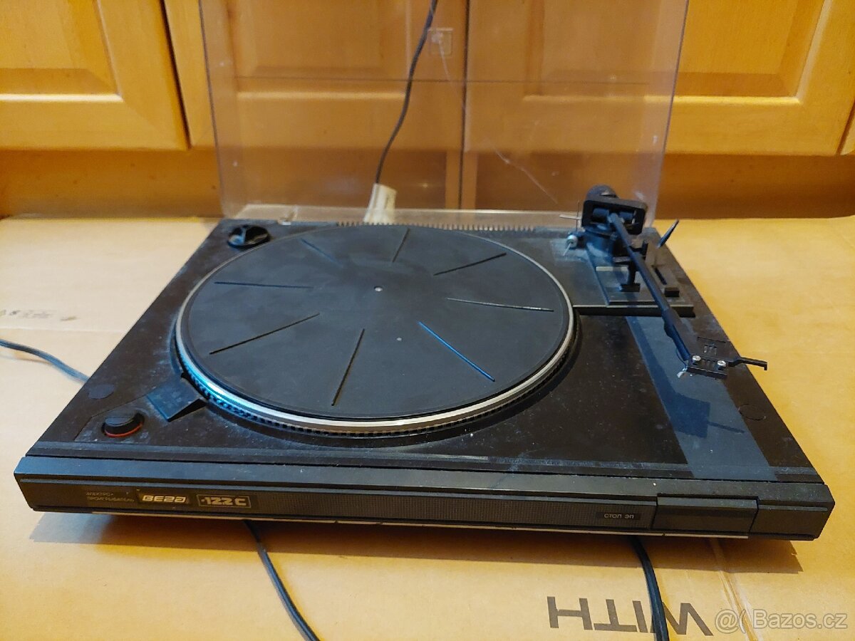 Ruský gramofon Vega 122c