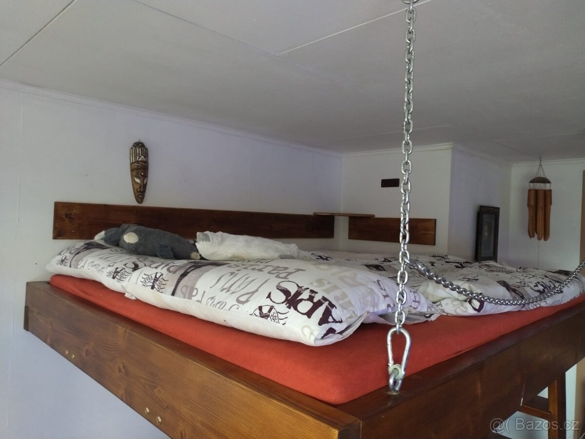 Závěsná postel na řetězech na strop