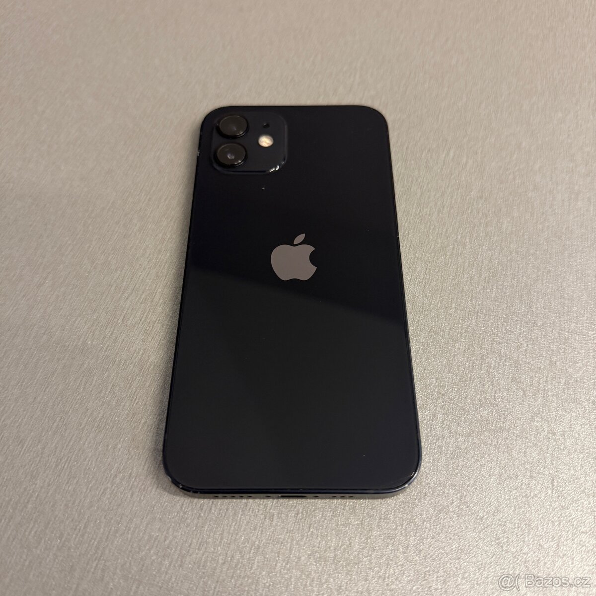 iPhone 12 64GB černý, pěkný stav, 12 měsíců záruka