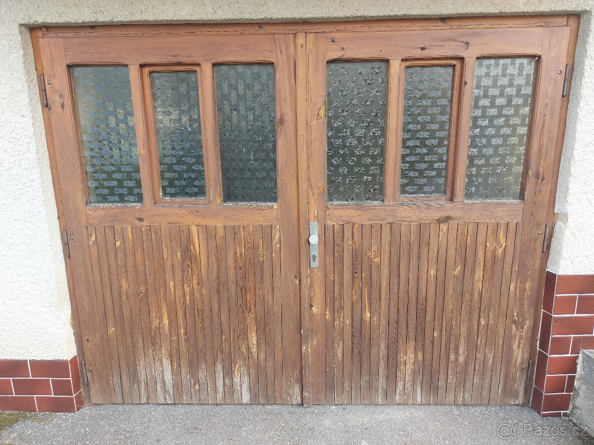 Dvoukřídlová dřevěná vrata vč. dřevěného rámu.
