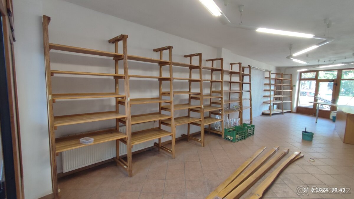 Dřevěný regál