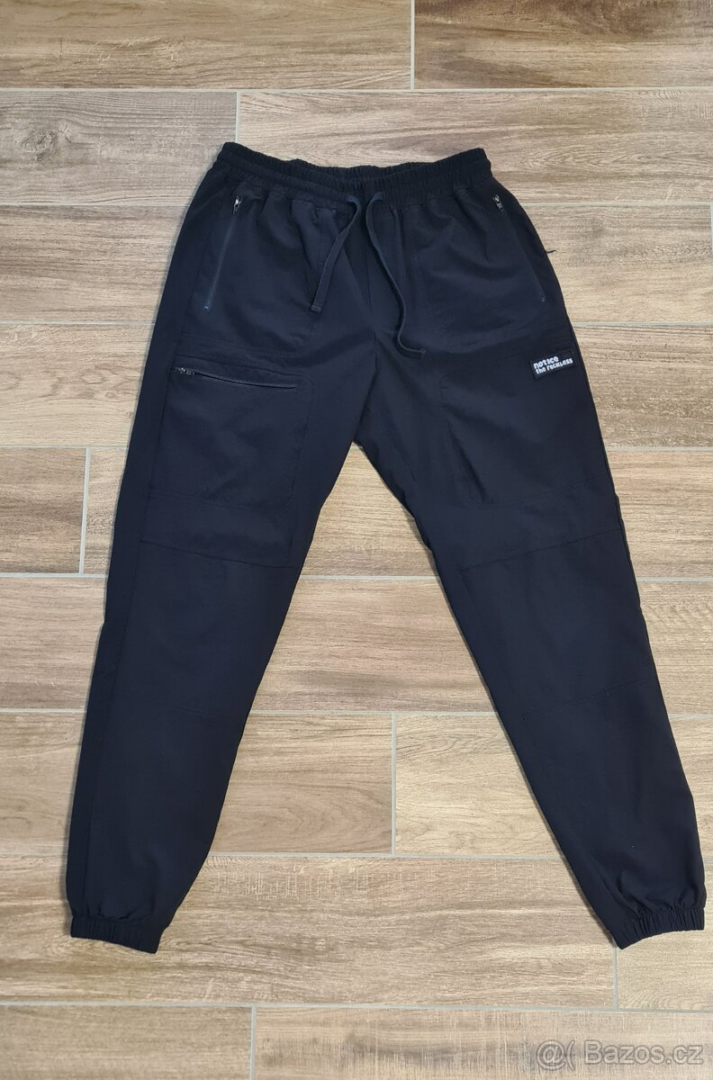 Černé sportovní jogger kalhoty Notice the reckless