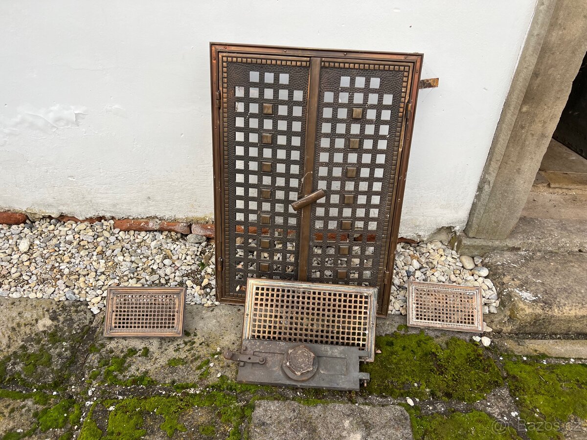 Mosazná dvířka ke krbu kamnům