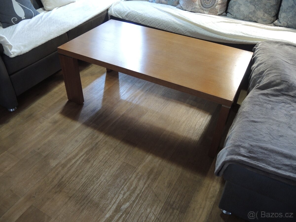 Prodám konferenční stolek.