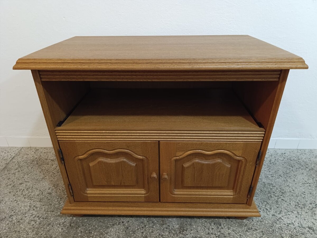 Rustikální komoda z masívu, Nábytek s 6