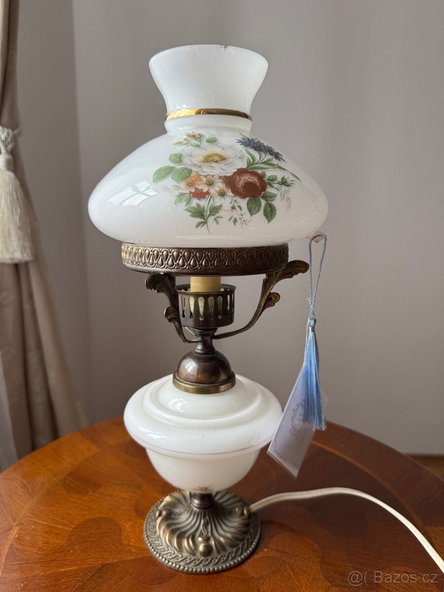 Mosazná lampička se skleněným kloboukem a malovanými květy