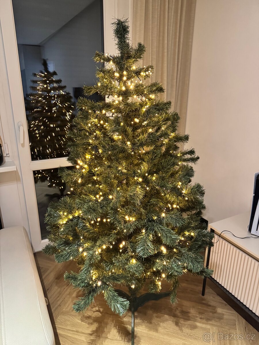 Vánoční stromek umělý + chytrá vánoční svetýlka