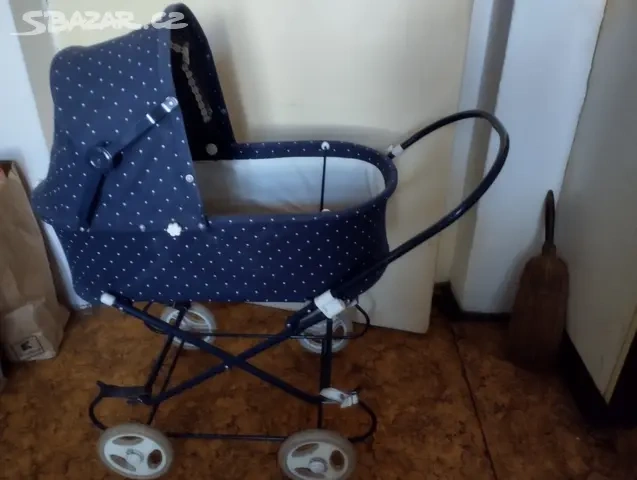 starší skladací kočárek na pannenku