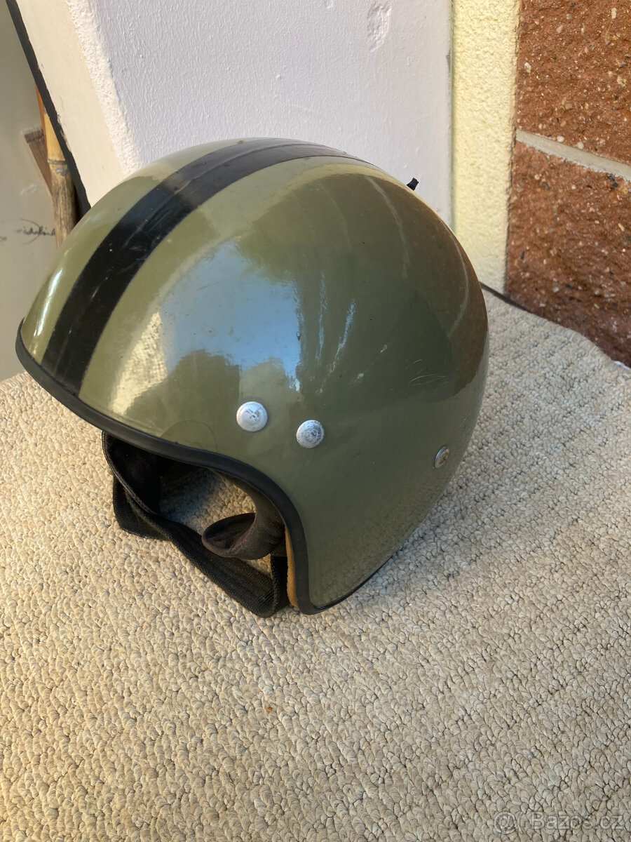 Přilba vojenská na motorku stará za 700 kč