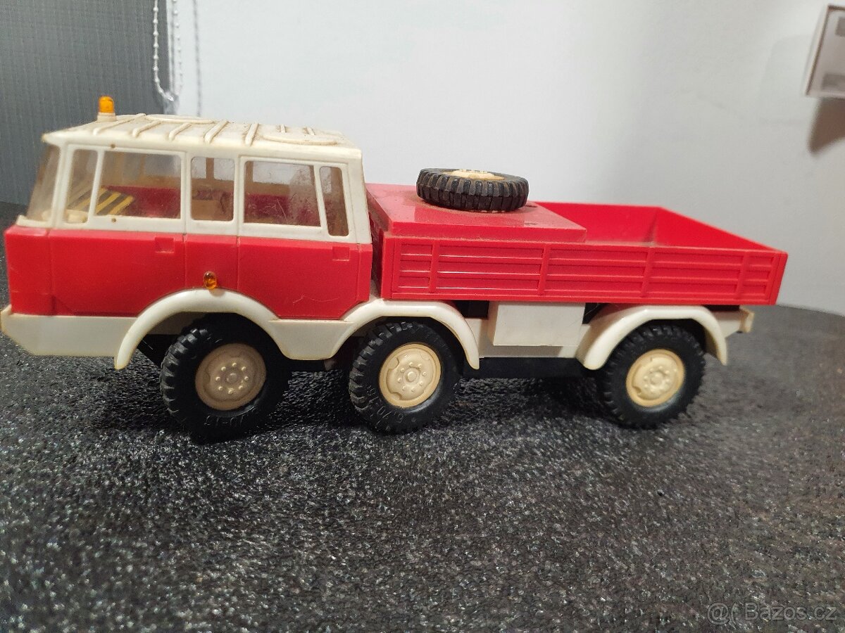 Tatra 813