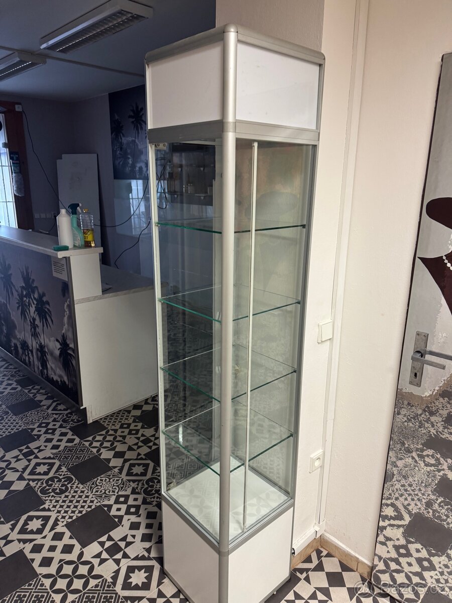 Prodám vitrínu, prosklená, osvětlená