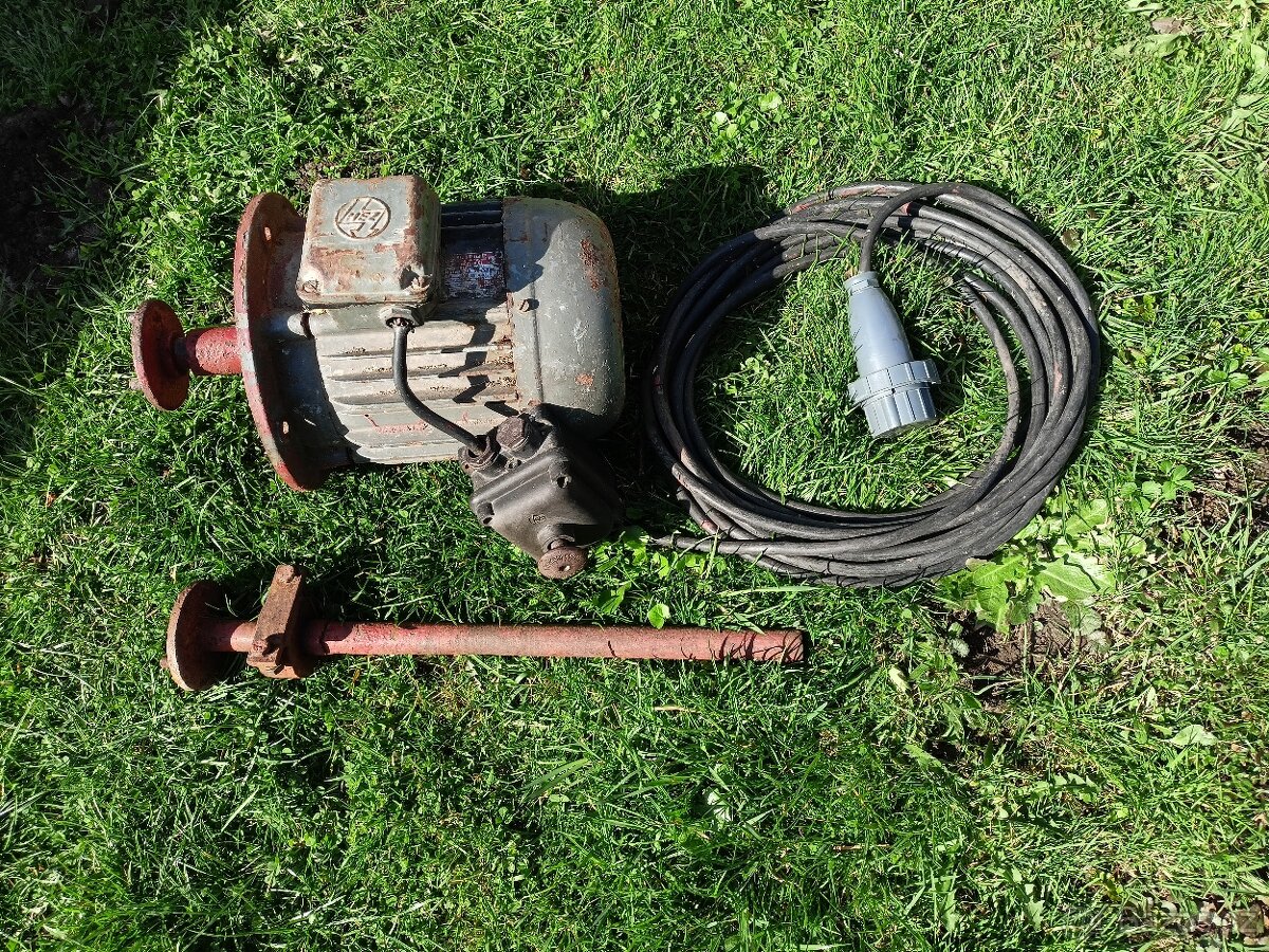 Motor MEZ 1.5 kW s kablem, spínačem a zásuvkou.