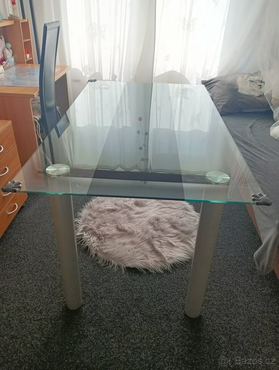 Skleněný stůl