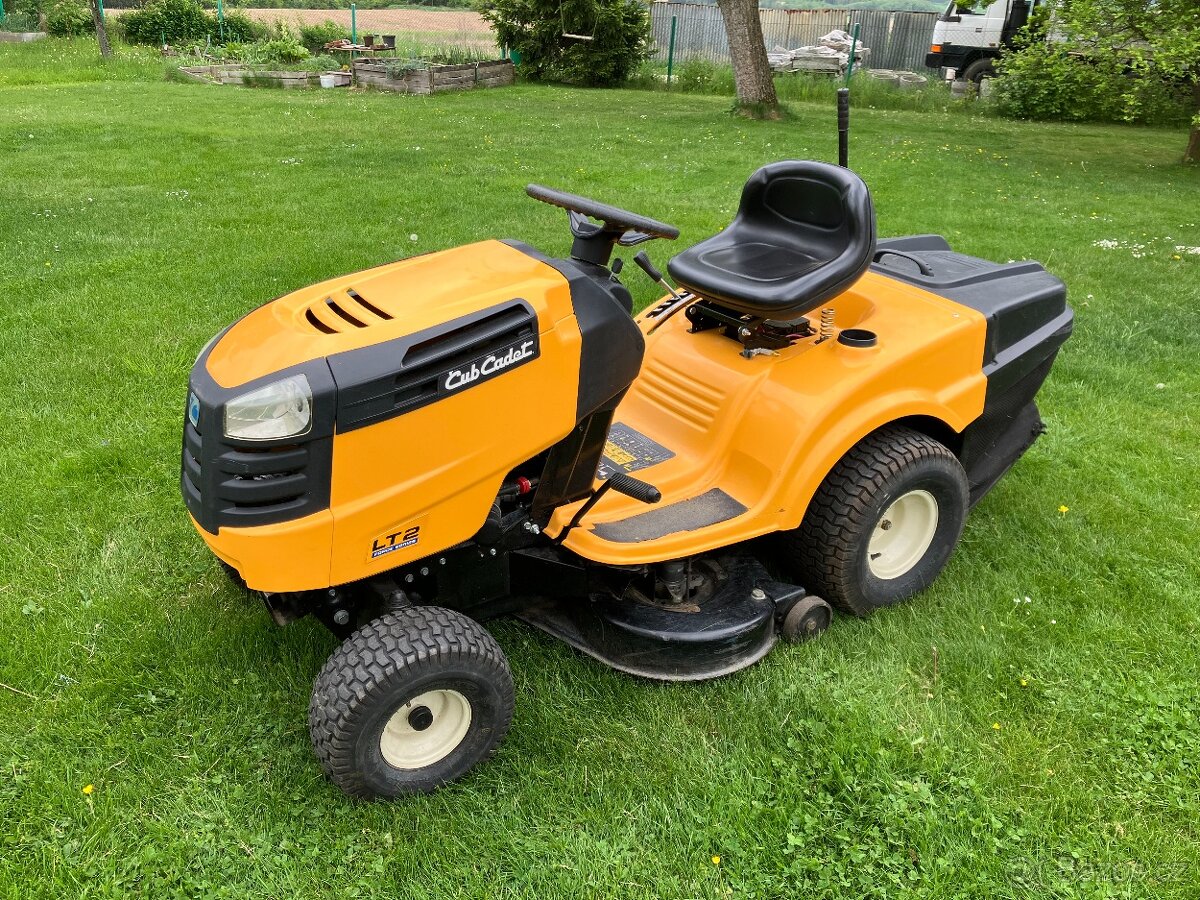 Zahradní traktor Cub Cadet LT2 NR92