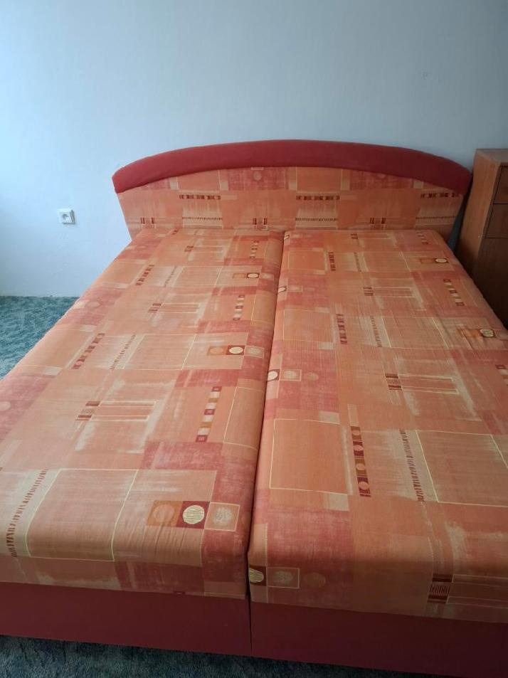 čalouněné dvojlůžko