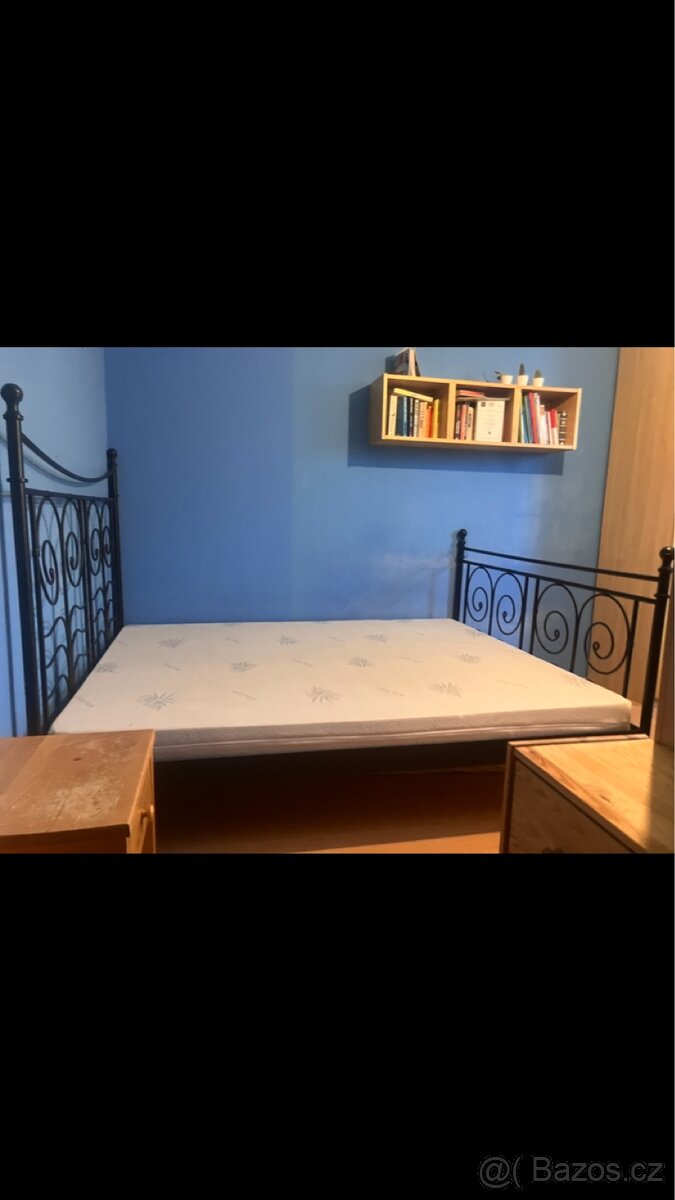 Postel s matrací a rošty (kovová dvojpostel IKEA 160 x 200)
