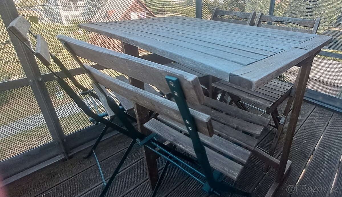 Balkonový stůl se židlemi