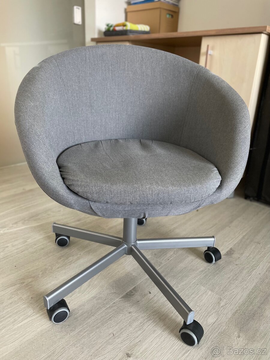 Otočná látková židle IKEA SKRUVSTA – šedá