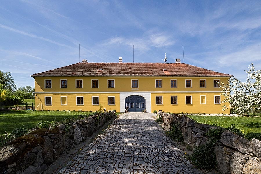Komerční objekt u Českého Krumlova + stavební pozemky